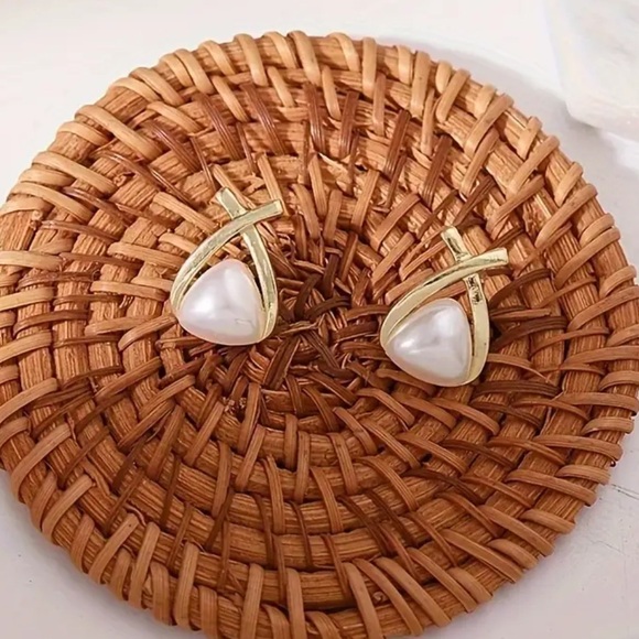 Triangle Geometric Pearl and Gold Earrings - Picture 5 of 7